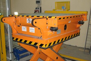 Zvedací křížový dopravník palet